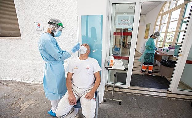 AutoCovid. En el Antiguo Clínico se realizan hoy los test del coronavirus después de cerrar los centros de toma de muestras delCerrillo y la ITV de Peligros. 