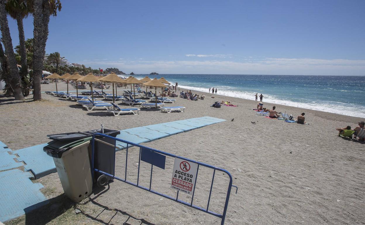 Almuñécar regula el acceso a algunas playas a lo largo del día por picos de aforo