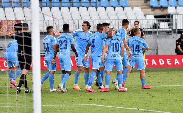 Los futbolistas del Girona celebran uno de los goles del partido. 