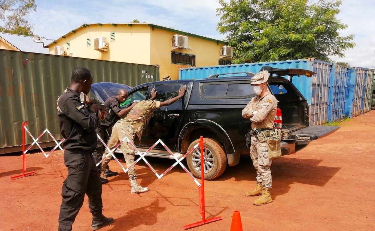 El teniente Alonso en práctica de registro.