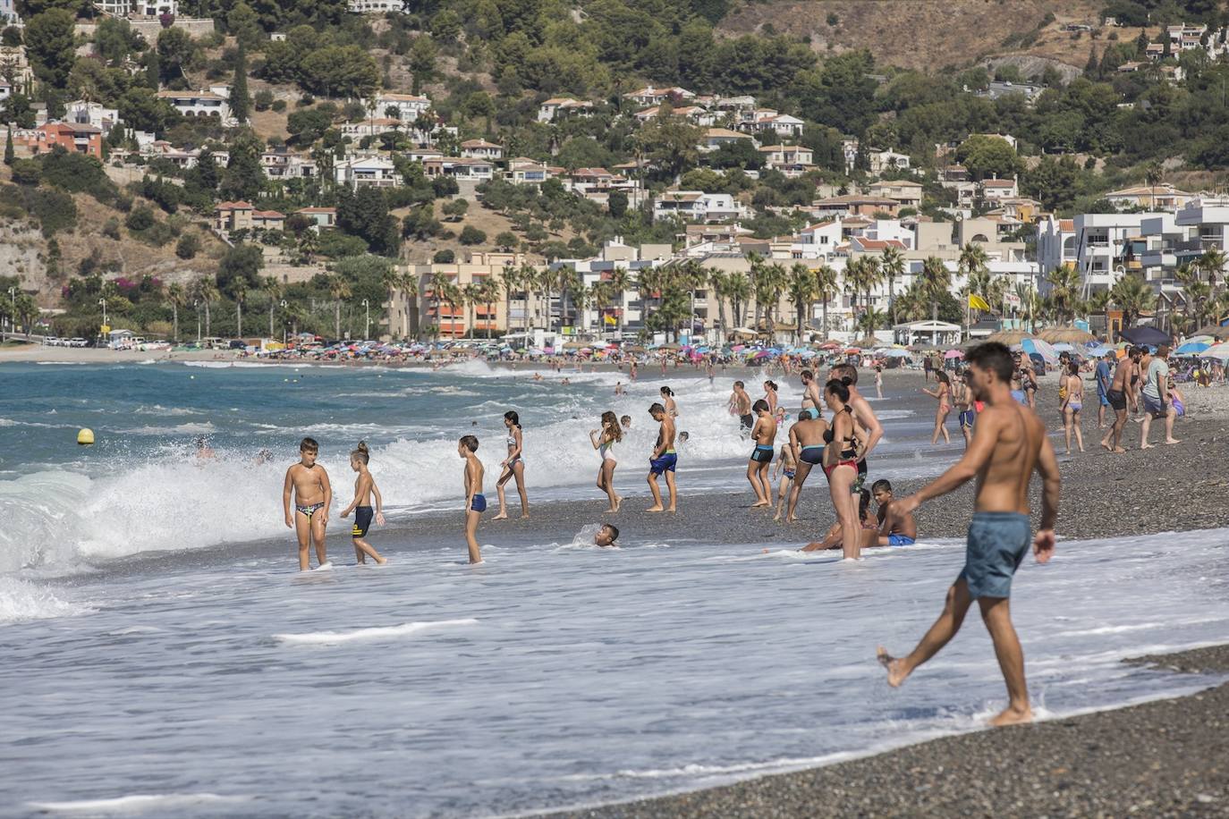 Ambiente en las playas de la Costa Tropical este domingo