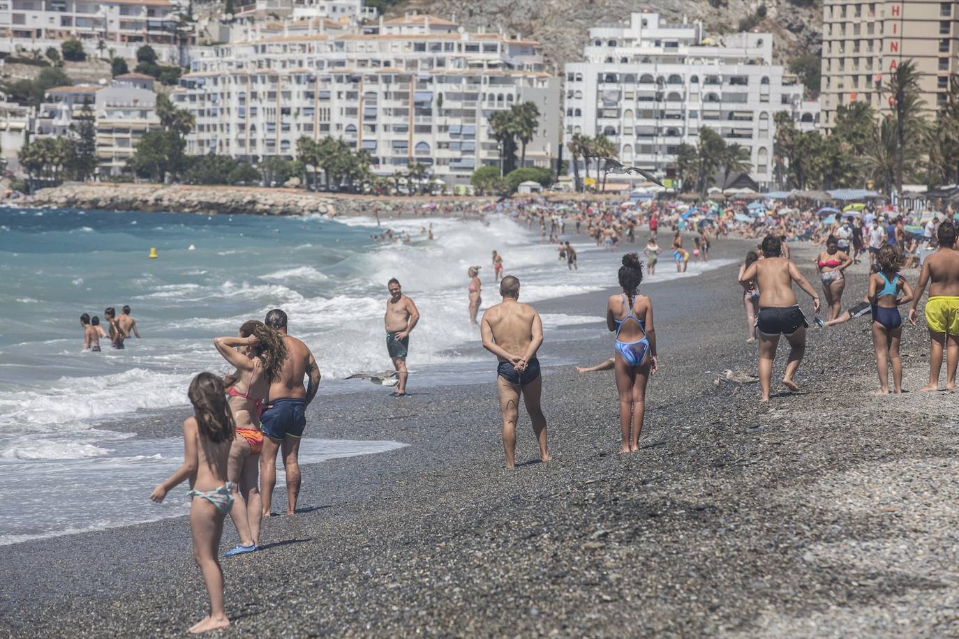 Ambiente en las playas de la Costa Tropical este domingo