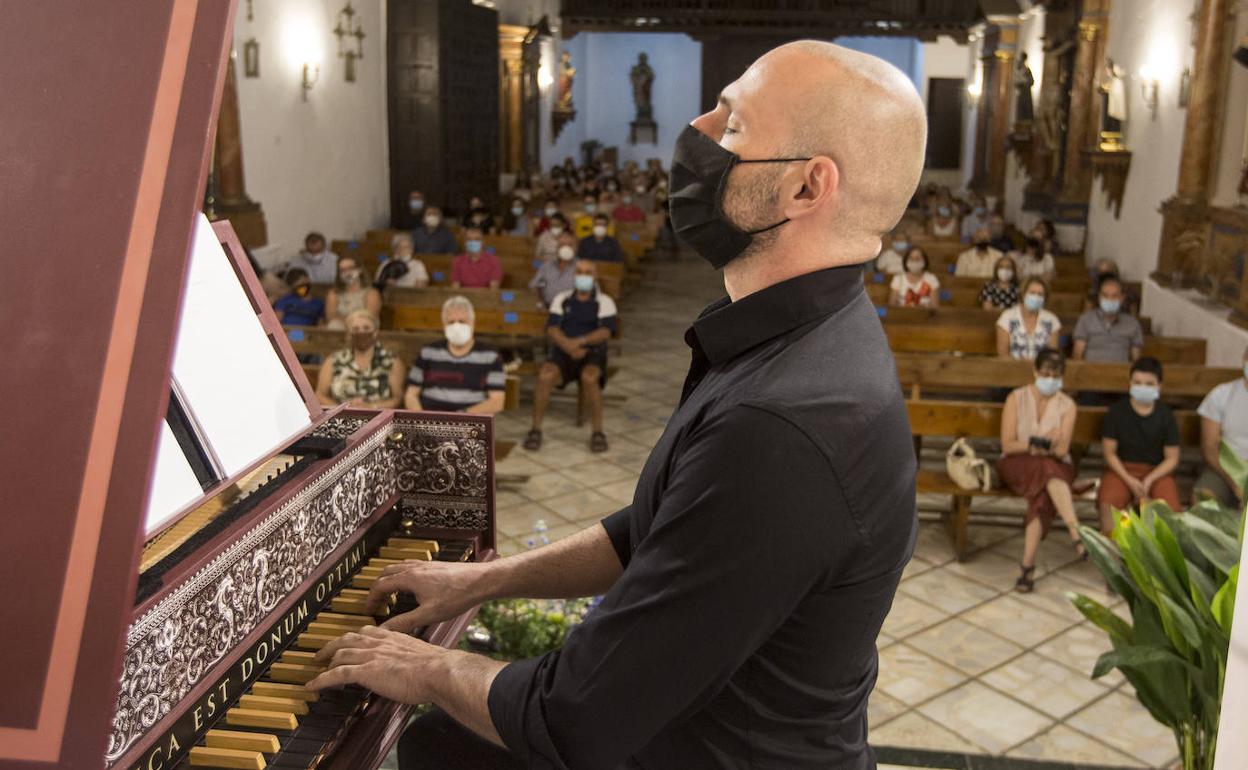 El clavecinista Juan Pablo Gamarra, el sábado en la iglesia de Nigüelas.