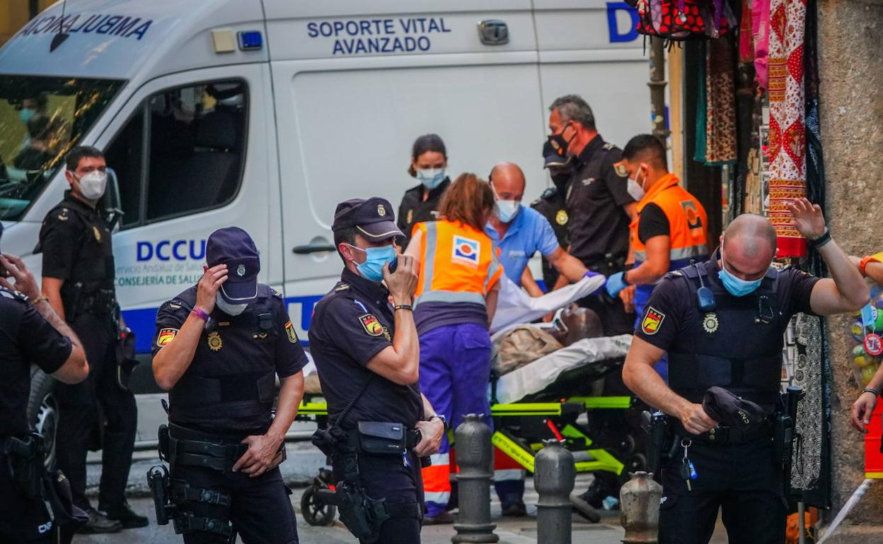 Los servicios de emergencia trasladan al herido.