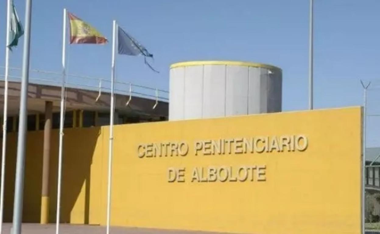 Una interna conflictiva de la cárcel de Granada agrede a dos funcionarias