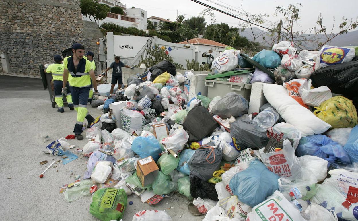 Las calles de Almuñécar se llenaron de basura por la huelga de agosto de 2007.