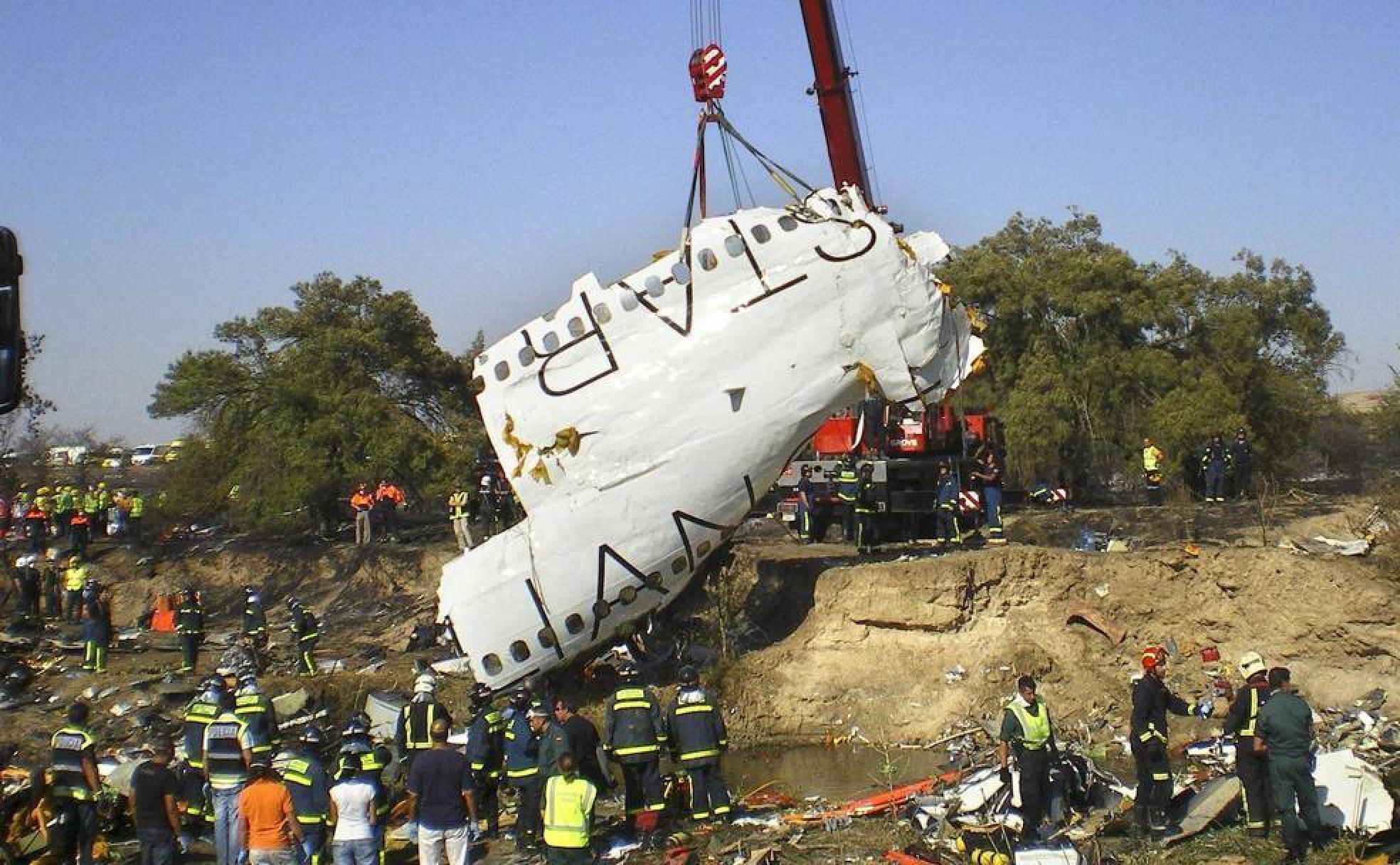 Restos del fuselaje izados duranet el rescate de las víctimas