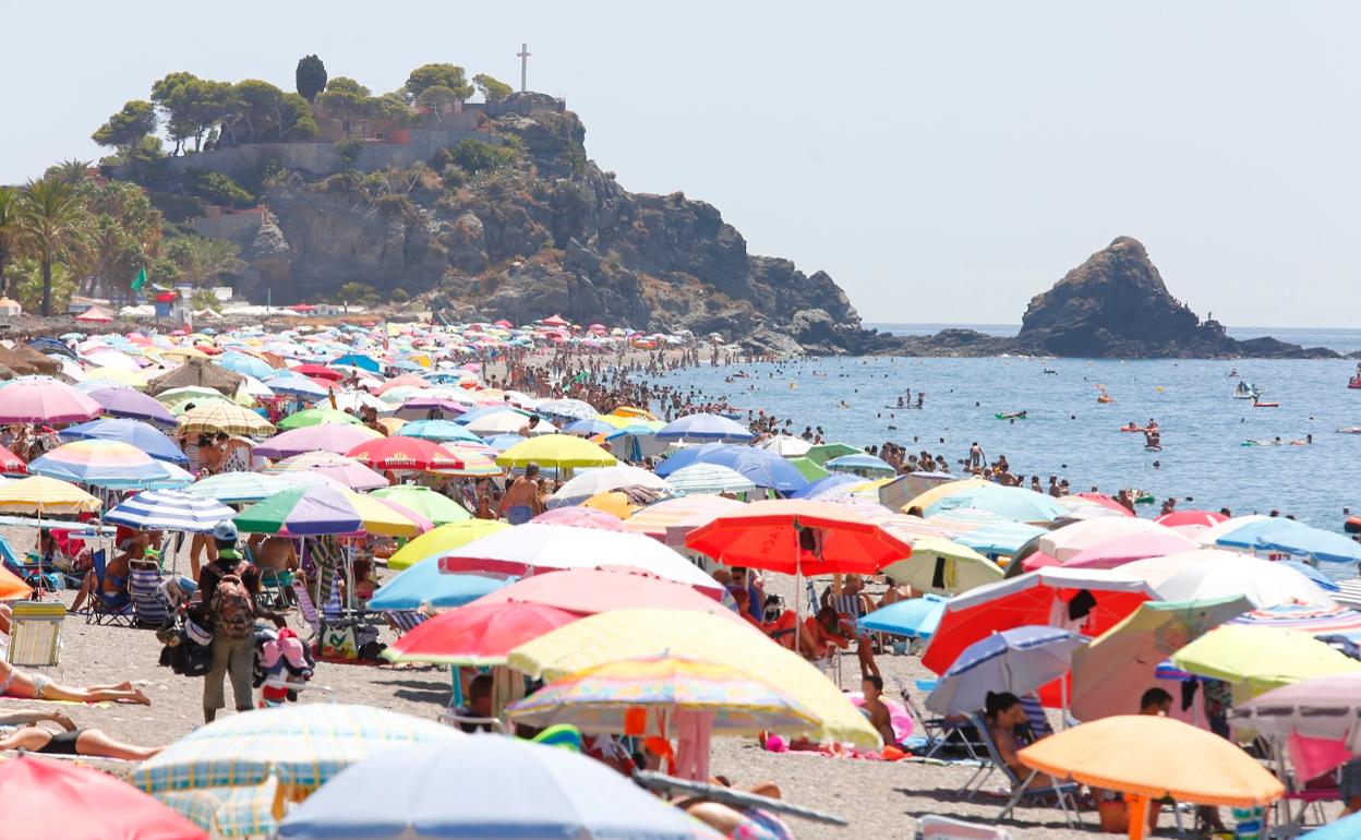 La playa de La Herradura se llena y cortan el acceso temporalmente