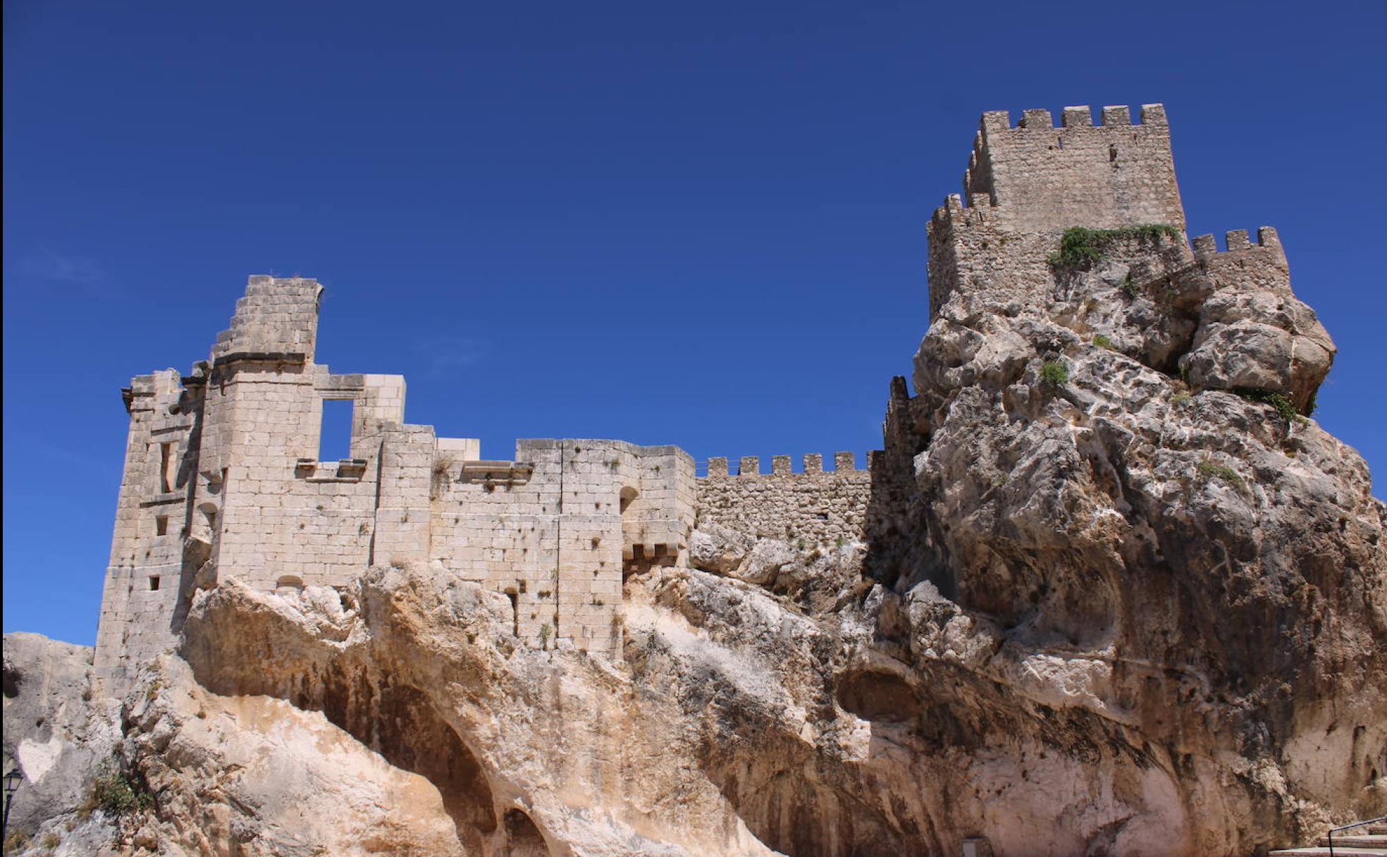 Vista del castillo de Zuheros en la que se aprecian las diferentes intervenciones arquitectónicas que lo conforman, así como su asiento sobre la roca. 