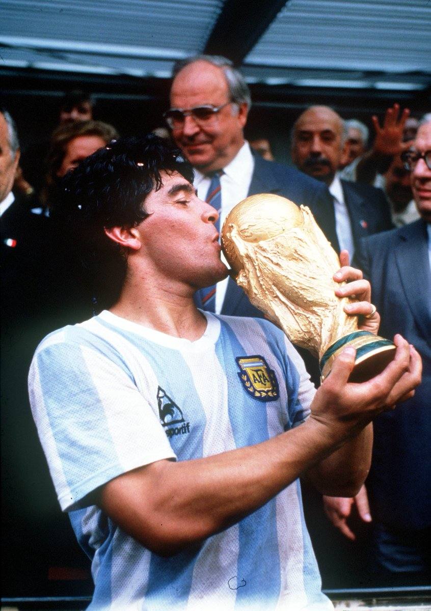 Maradona besa la Copa del Mundo en el Mundial de México 86