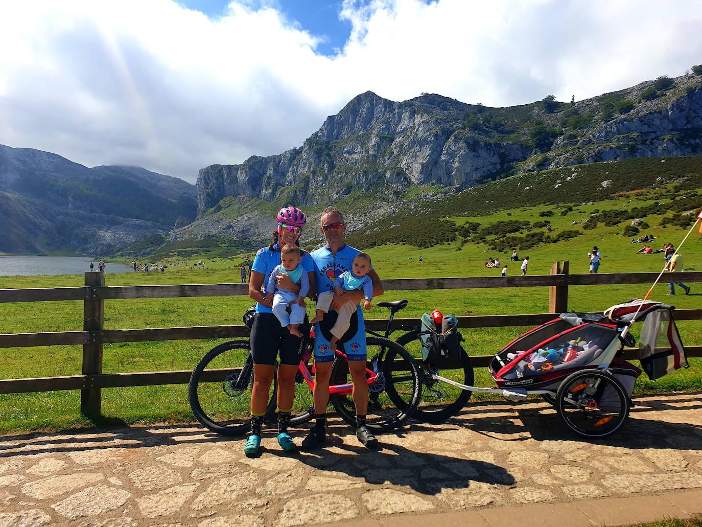 Carolina y José Luis sostienen en brazos a sus gemelos