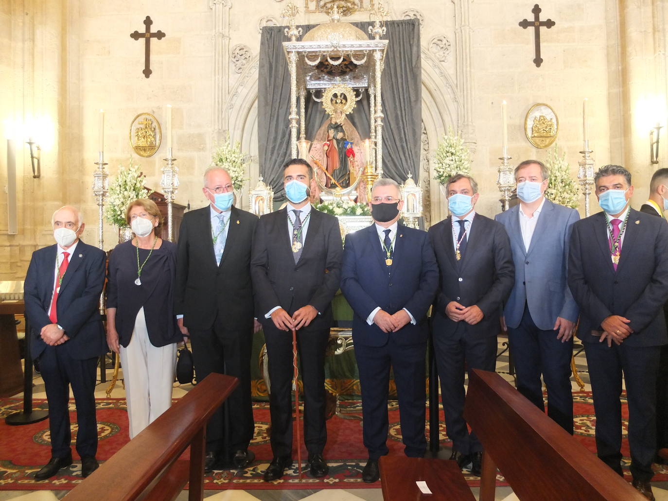 Los almerienses han sido fieles a su cita con la patrona de la ciudad, la Virgen del Mar. A pesar de que no se ha celebrado la Feria, los vecinos de la capital, todos equipados con sus mascarillas, han acudido a la misa celebrada este sábado en la Catedral.