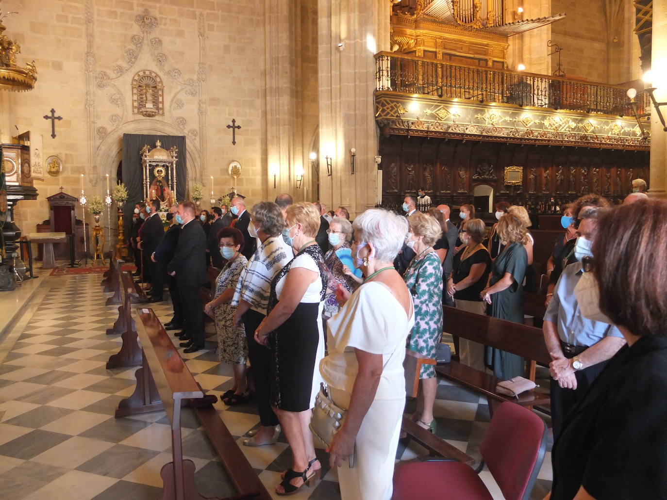 Los almerienses han sido fieles a su cita con la patrona de la ciudad, la Virgen del Mar. A pesar de que no se ha celebrado la Feria, los vecinos de la capital, todos equipados con sus mascarillas, han acudido a la misa celebrada este sábado en la Catedral.