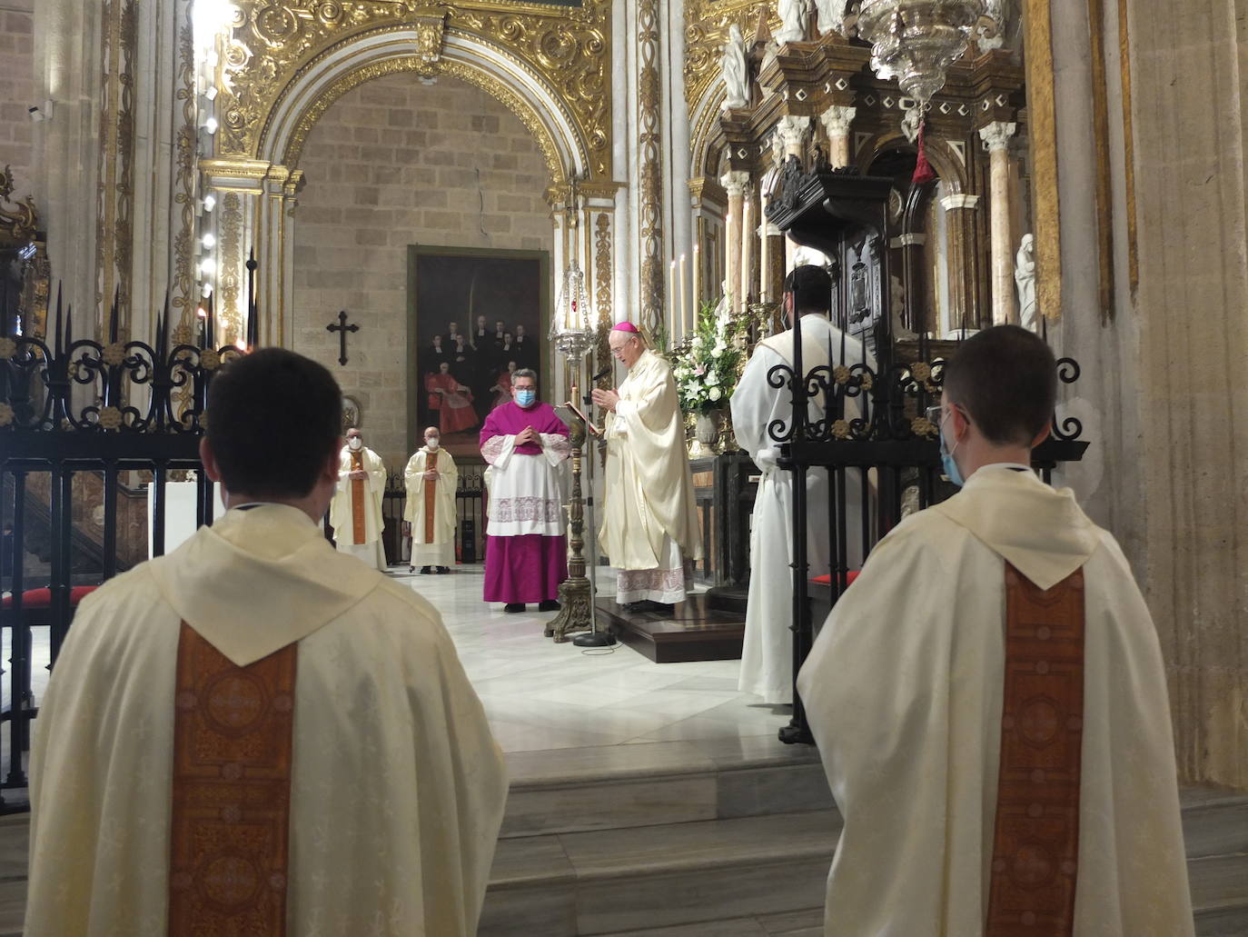 Los almerienses han sido fieles a su cita con la patrona de la ciudad, la Virgen del Mar. A pesar de que no se ha celebrado la Feria, los vecinos de la capital, todos equipados con sus mascarillas, han acudido a la misa celebrada este sábado en la Catedral.