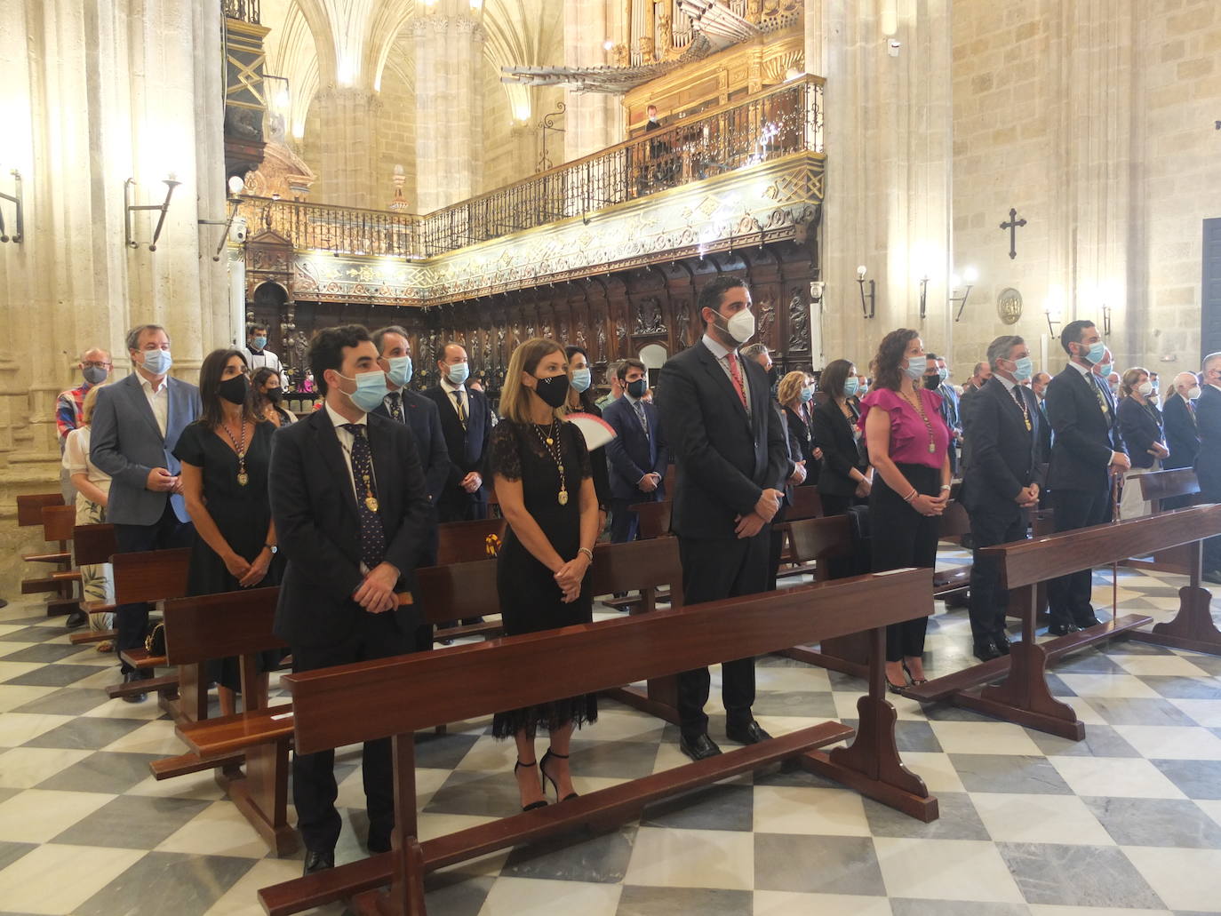 Los almerienses han sido fieles a su cita con la patrona de la ciudad, la Virgen del Mar. A pesar de que no se ha celebrado la Feria, los vecinos de la capital, todos equipados con sus mascarillas, han acudido a la misa celebrada este sábado en la Catedral.