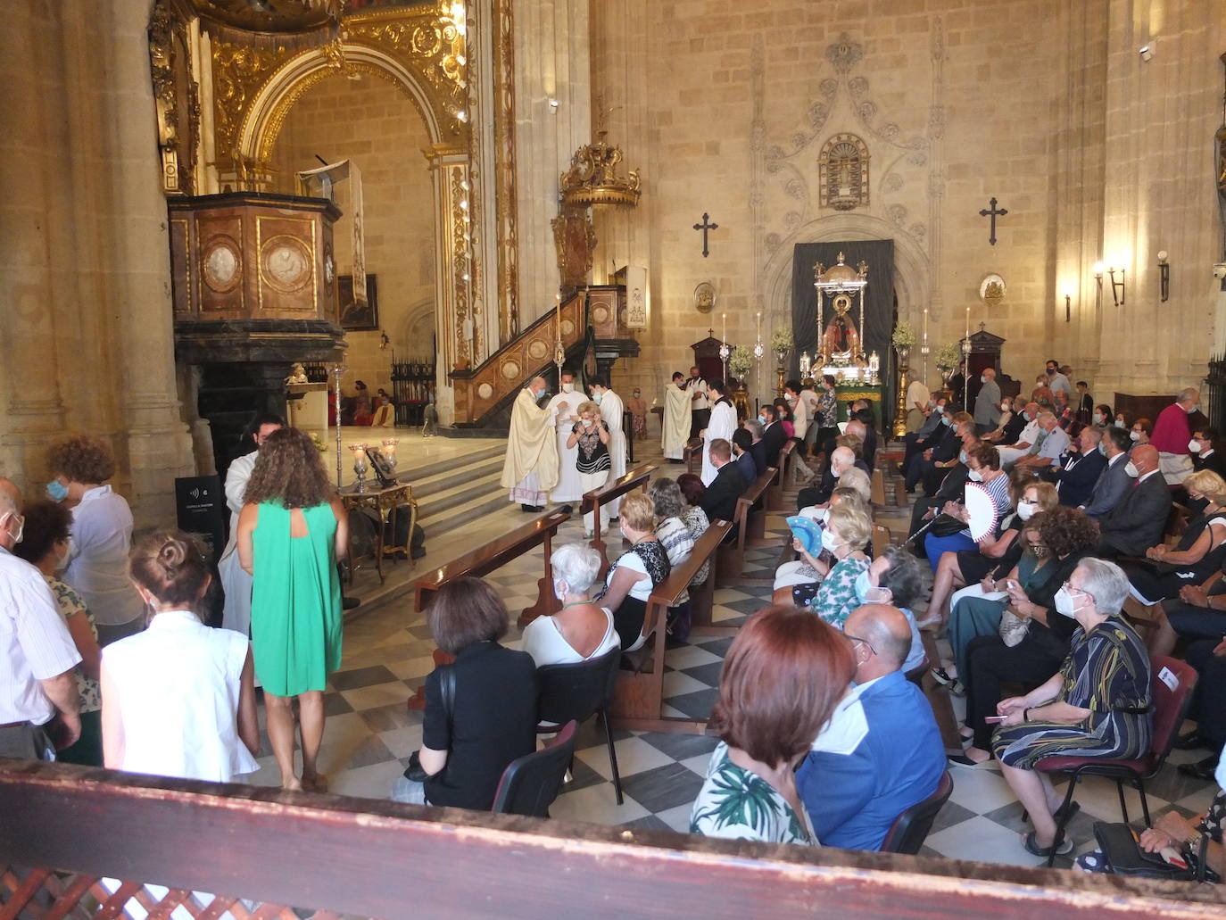 Los almerienses han sido fieles a su cita con la patrona de la ciudad, la Virgen del Mar. A pesar de que no se ha celebrado la Feria, los vecinos de la capital, todos equipados con sus mascarillas, han acudido a la misa celebrada este sábado en la Catedral.