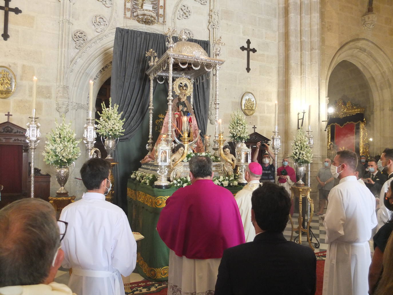 Los almerienses han sido fieles a su cita con la patrona de la ciudad, la Virgen del Mar. A pesar de que no se ha celebrado la Feria, los vecinos de la capital, todos equipados con sus mascarillas, han acudido a la misa celebrada este sábado en la Catedral.