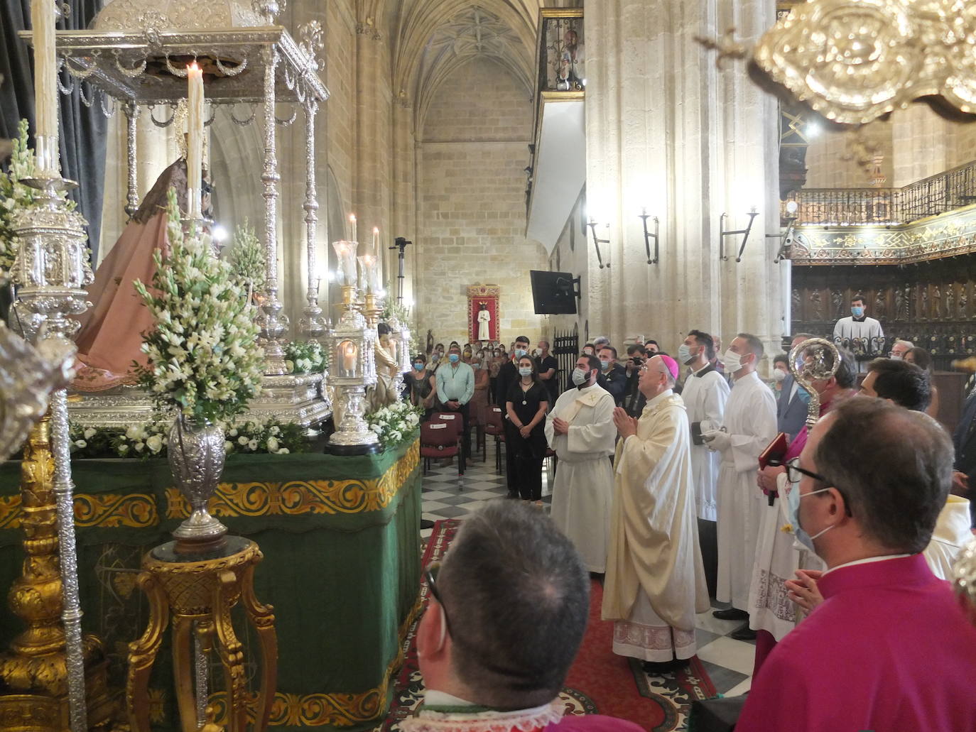 Los almerienses han sido fieles a su cita con la patrona de la ciudad, la Virgen del Mar. A pesar de que no se ha celebrado la Feria, los vecinos de la capital, todos equipados con sus mascarillas, han acudido a la misa celebrada este sábado en la Catedral.