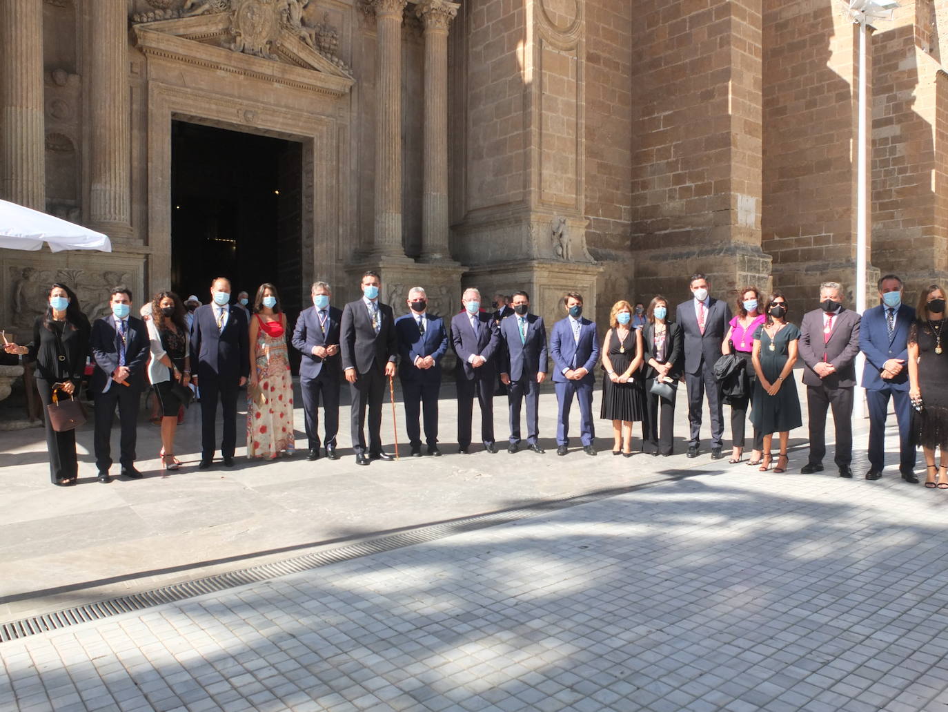 Los almerienses han sido fieles a su cita con la patrona de la ciudad, la Virgen del Mar. A pesar de que no se ha celebrado la Feria, los vecinos de la capital, todos equipados con sus mascarillas, han acudido a la misa celebrada este sábado en la Catedral.