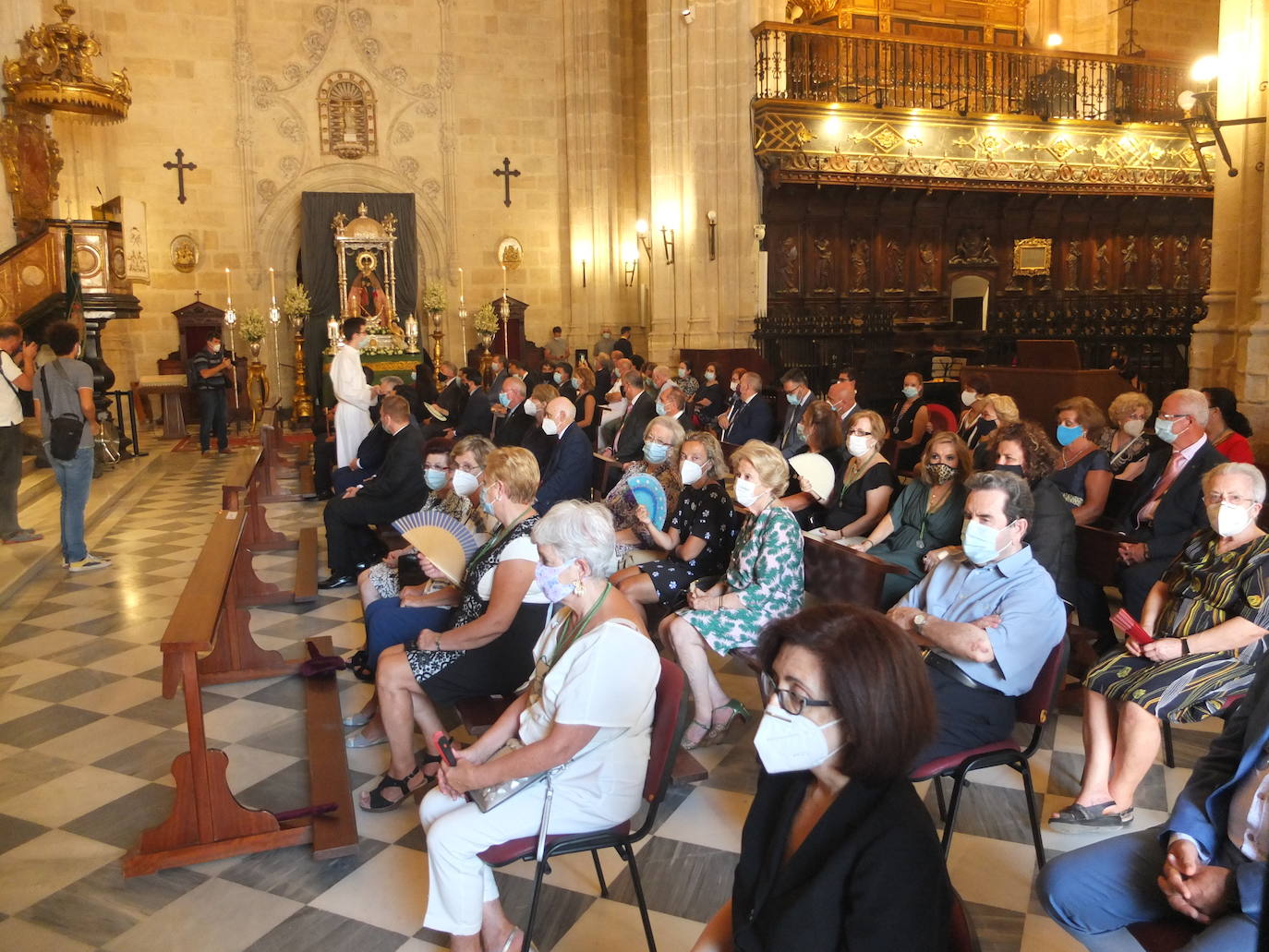 Los almerienses han sido fieles a su cita con la patrona de la ciudad, la Virgen del Mar. A pesar de que no se ha celebrado la Feria, los vecinos de la capital, todos equipados con sus mascarillas, han acudido a la misa celebrada este sábado en la Catedral.