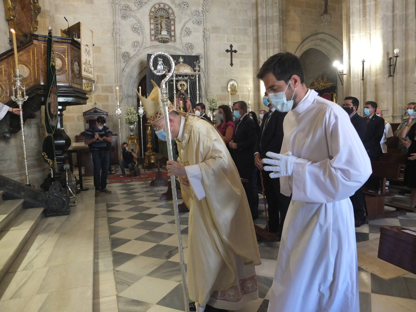 Los almerienses han sido fieles a su cita con la patrona de la ciudad, la Virgen del Mar. A pesar de que no se ha celebrado la Feria, los vecinos de la capital, todos equipados con sus mascarillas, han acudido a la misa celebrada este sábado en la Catedral.