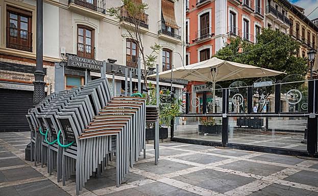 Sillas apiladas en una terraza cerrada en el Centro. 