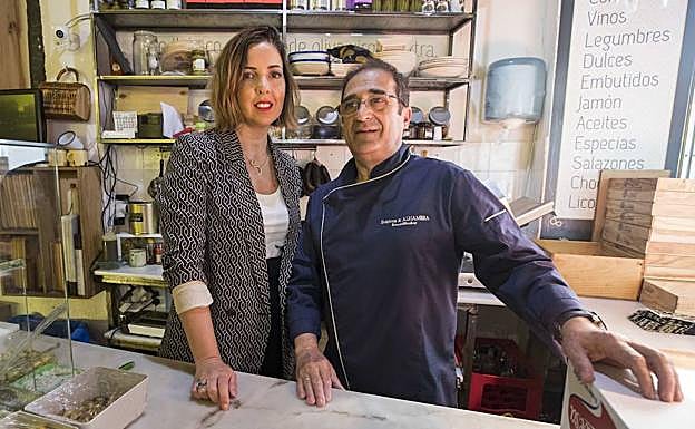 Silvia Pérez on un trabajador en uno de sus establecimientos. 