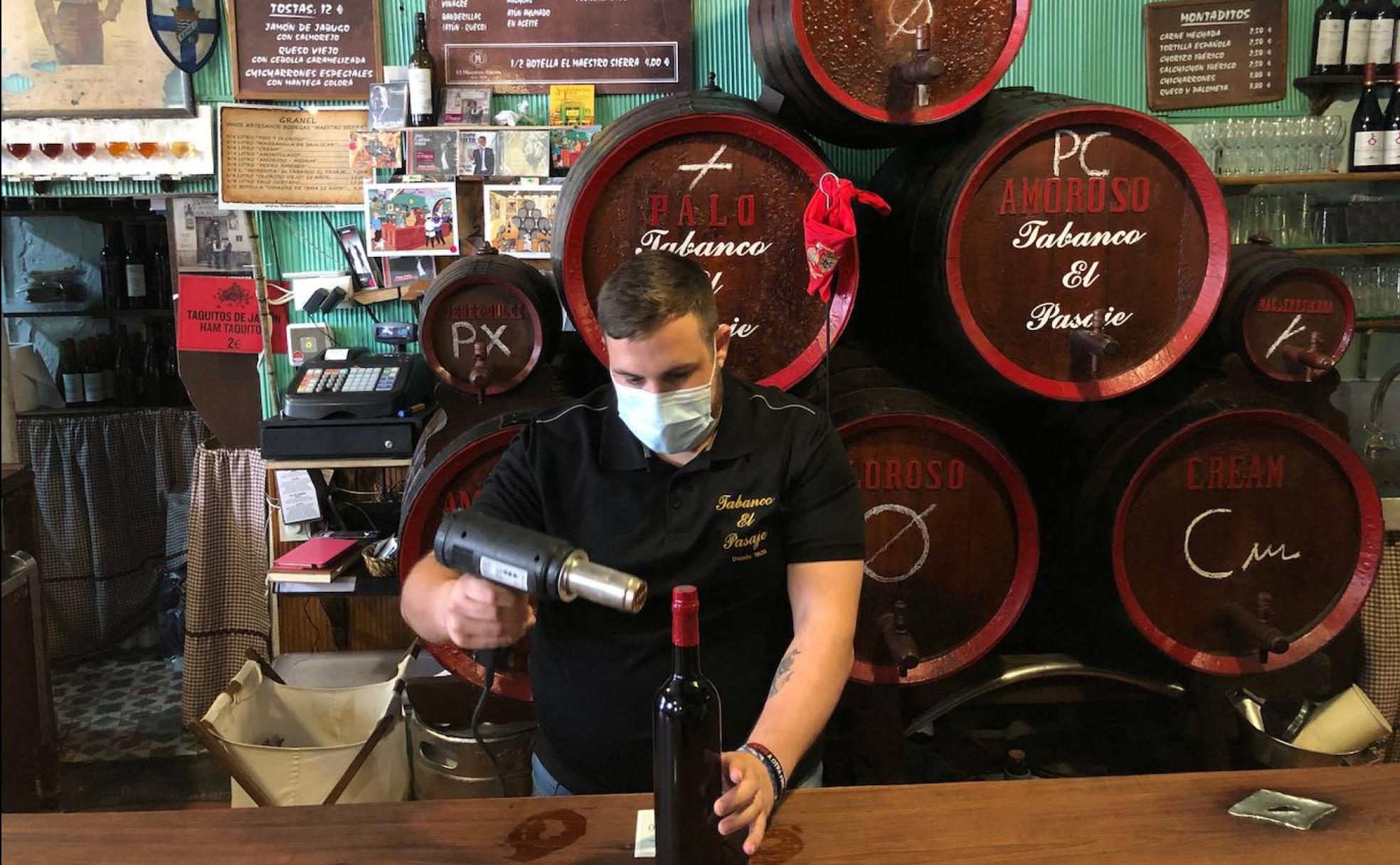 Sellado de una botella de Oloroso, en el Tabanco El Pasaje. 