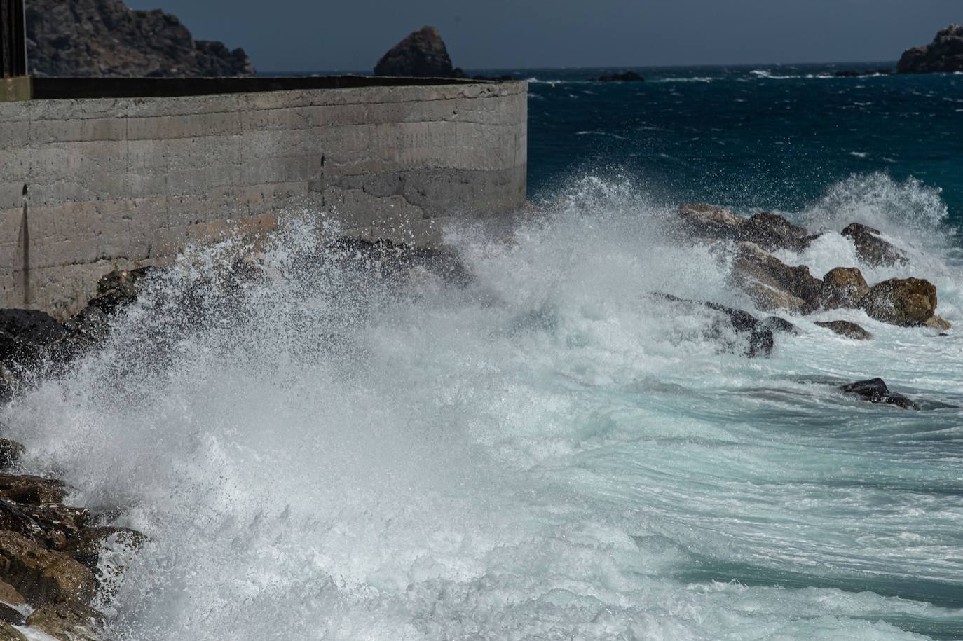 Olas y viento en las pocas playas aptas para el baño este sábado