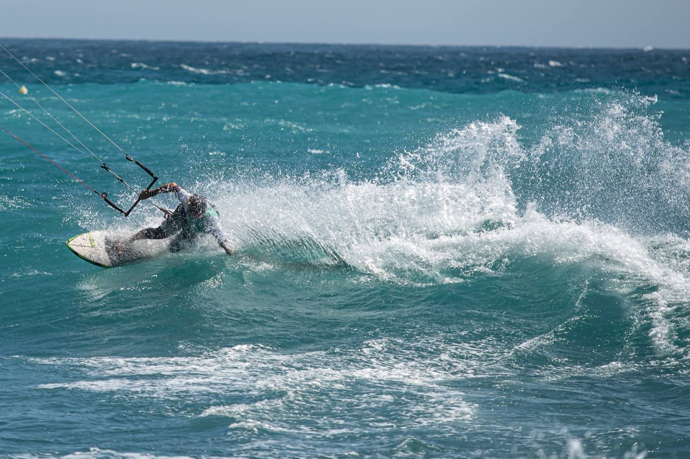 Olas y viento en las pocas playas aptas para el baño este sábado
