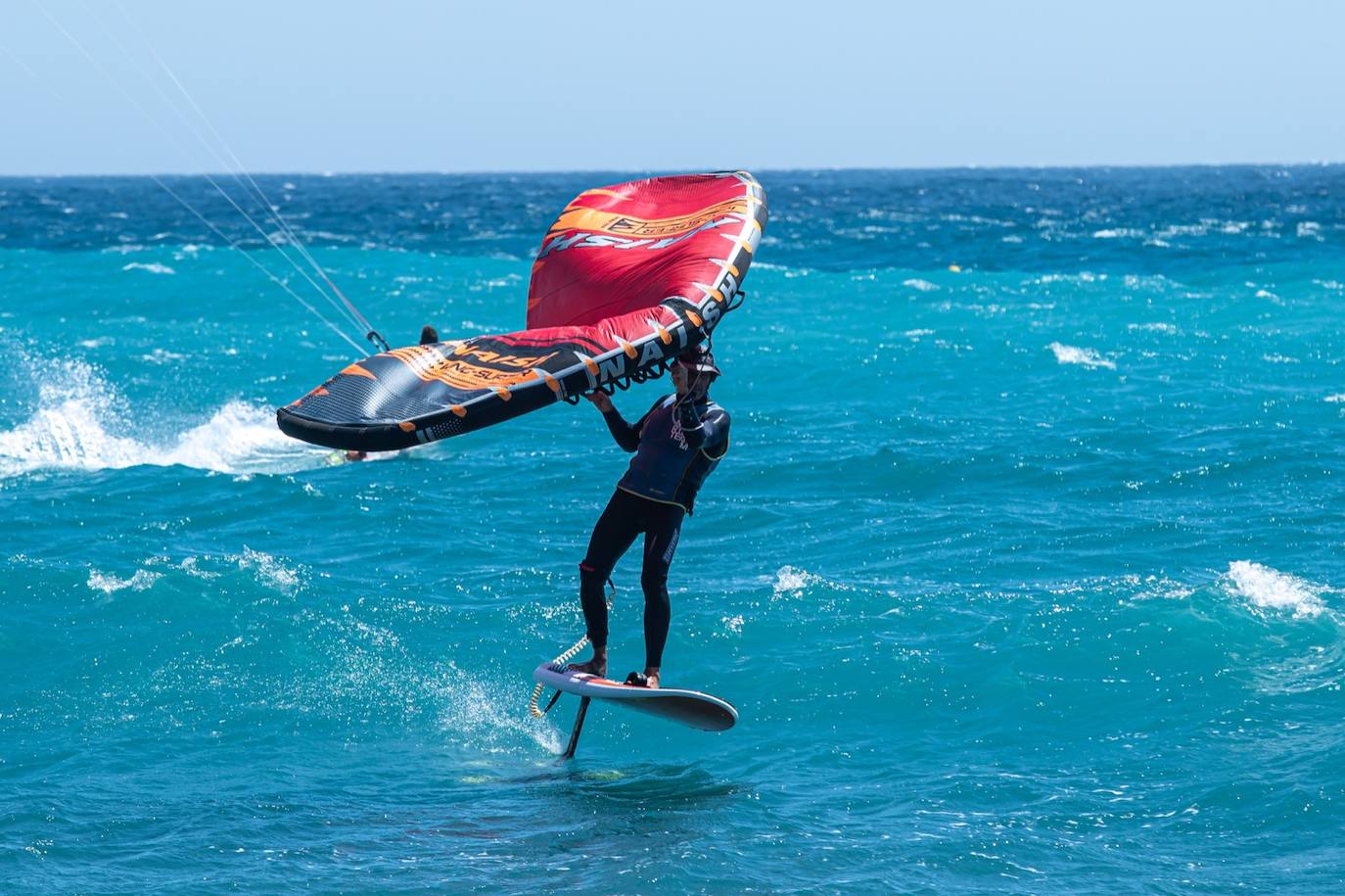 Olas y viento en las pocas playas aptas para el baño este sábado