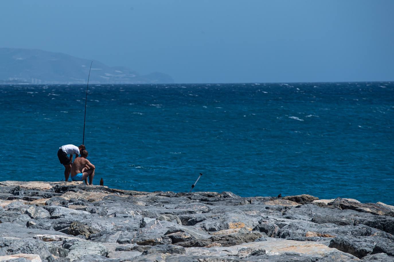Olas y viento en las pocas playas aptas para el baño este sábado