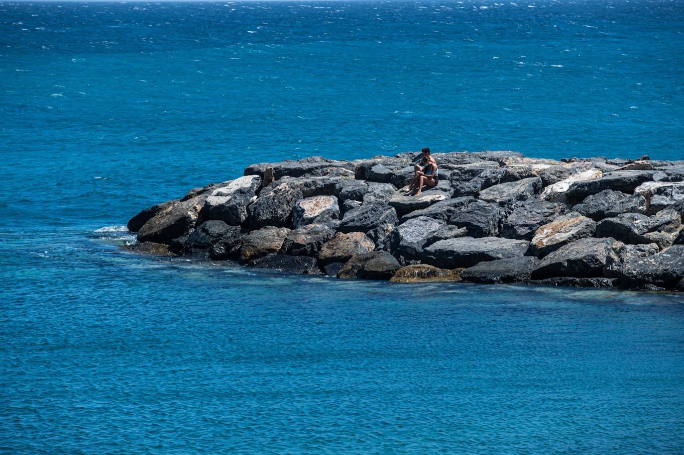 Olas y viento en las pocas playas aptas para el baño este sábado