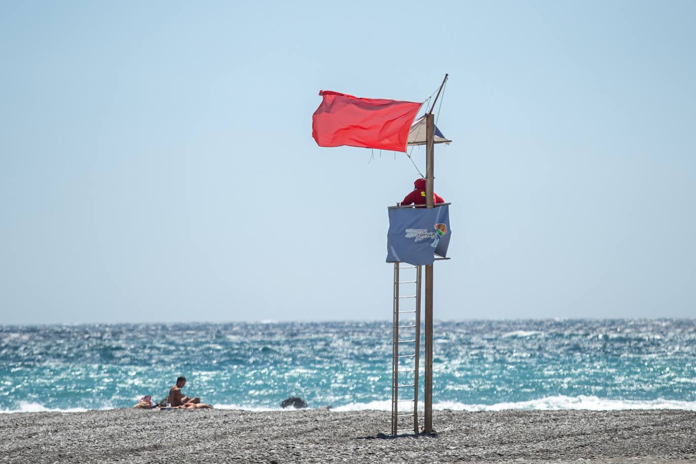 Olas y viento en las pocas playas aptas para el baño este sábado