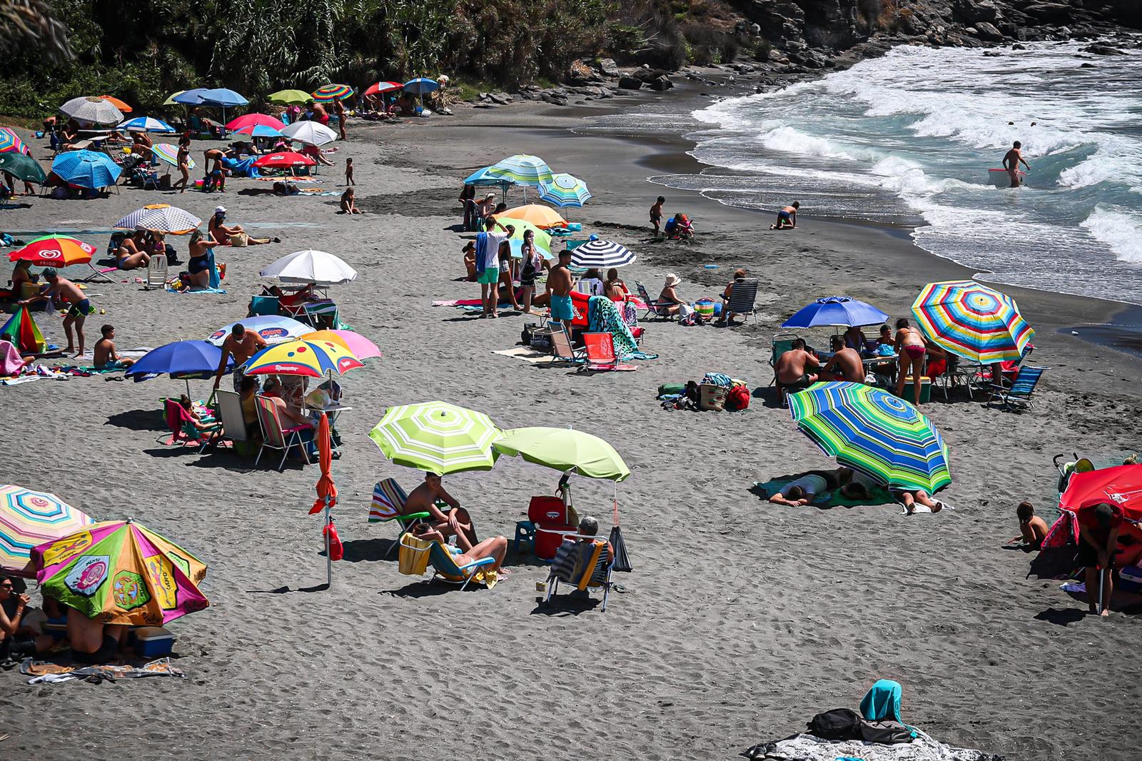 Olas y viento en las pocas playas aptas para el baño este sábado