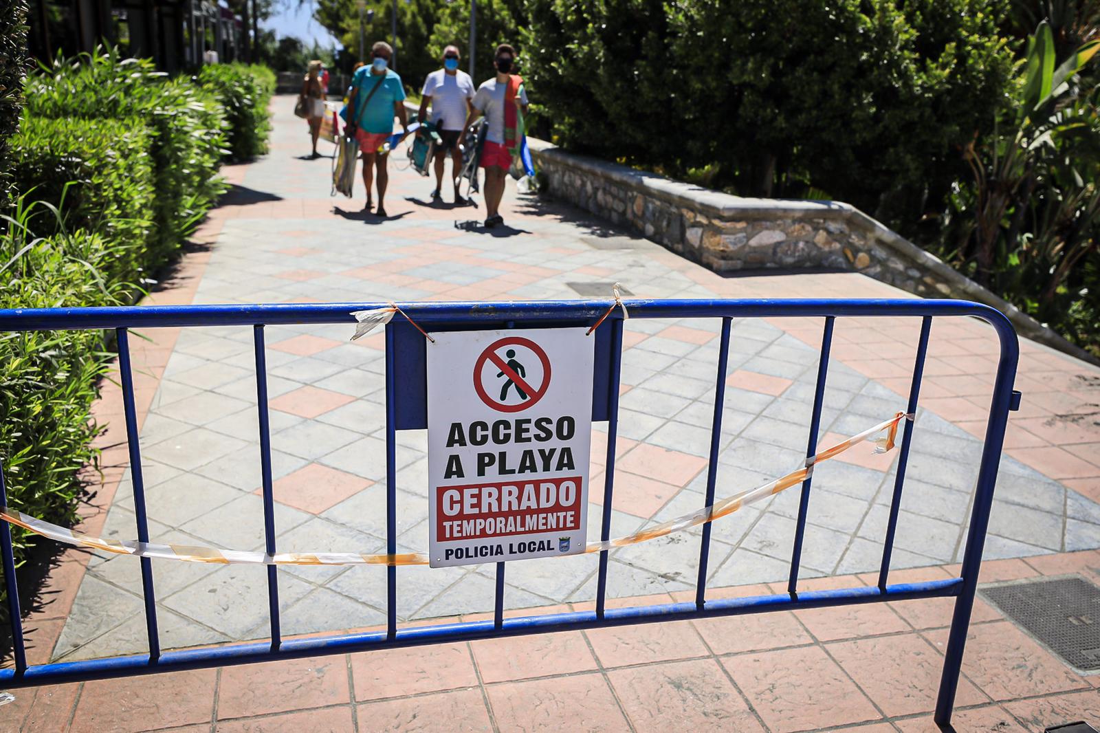 Olas y viento en las pocas playas aptas para el baño este sábado