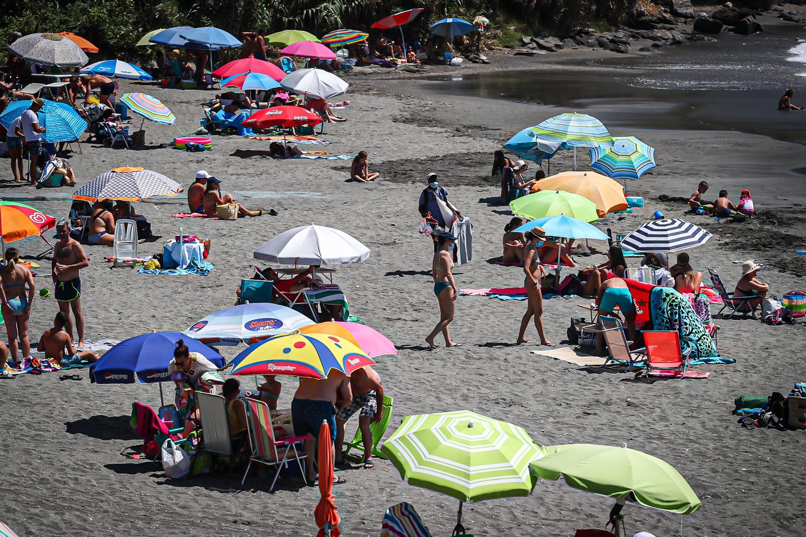 Olas y viento en las pocas playas aptas para el baño este sábado