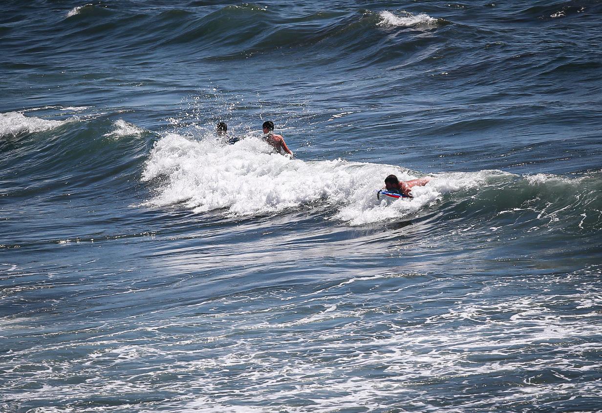Olas y viento en las pocas playas aptas para el baño este sábado