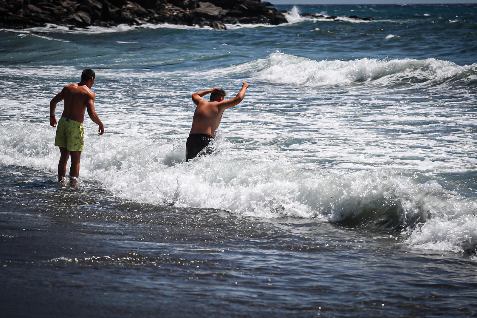 Olas y viento en las pocas playas aptas para el baño este sábado