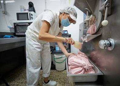 Imagen secundaria 1 - Carmen es la sonrisa de la heladería. Paula preara helado de fresa con materia prima natural.