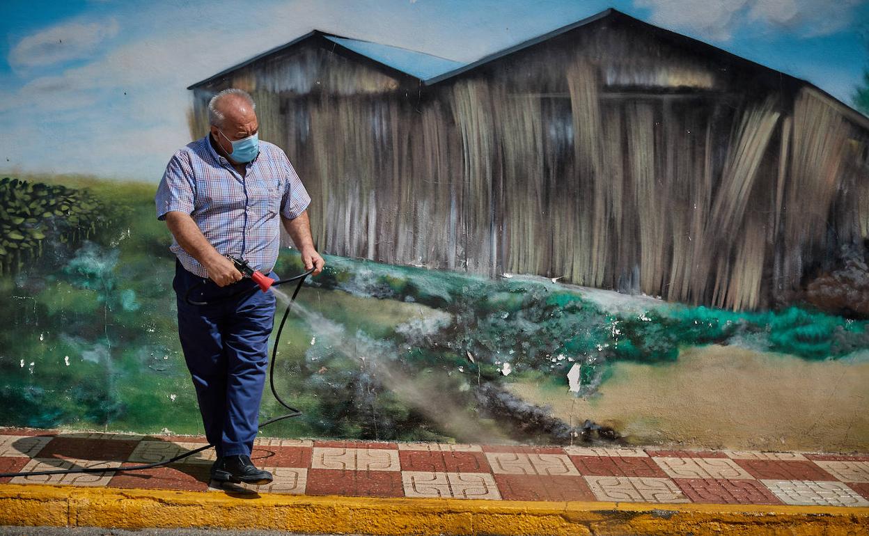 Antonio García, alcalde de Valderrubio, se encarga de la desinfección de las calles de su pueblo. 