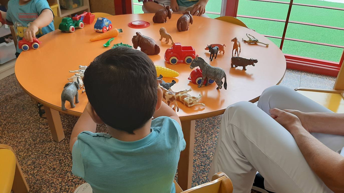 Vuelven a las aulas 4.740 menores de tres años que han comenzado este martes el curso escolar 2020/21 en las escuelas y centros de Educación Infantil de Jaén