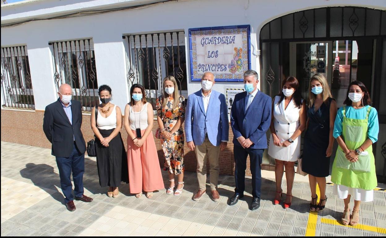 Imbroda anima a las familias a llevar a los niños al colegio, «donde tienen que estar»