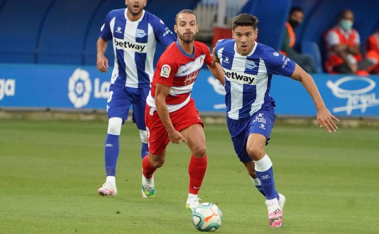 Soldado pugna un balón con Magallán en el último Alavés-Granada. 
