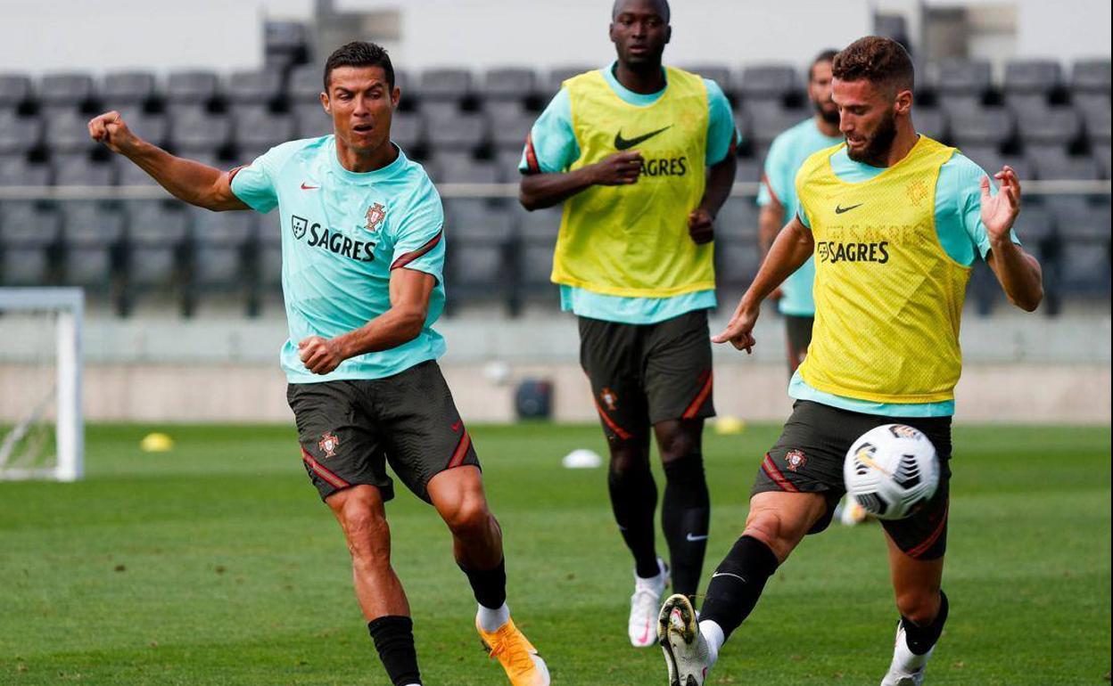 Duarte encima a Cristiano Ronaldo en un disparo del astro portugués. 