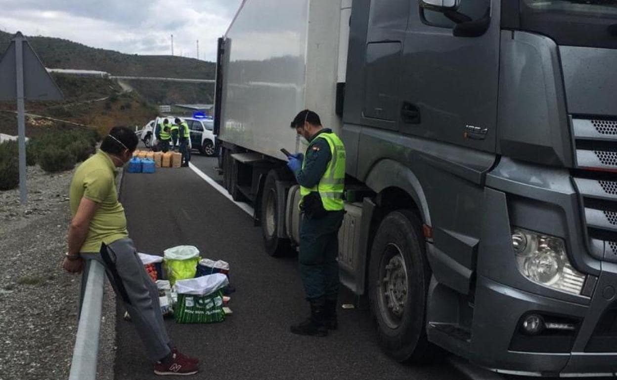 Guardia Civil detiene al camionero interceptado en La Mamola con mil kilos de hachis el pasado 15 de abril.