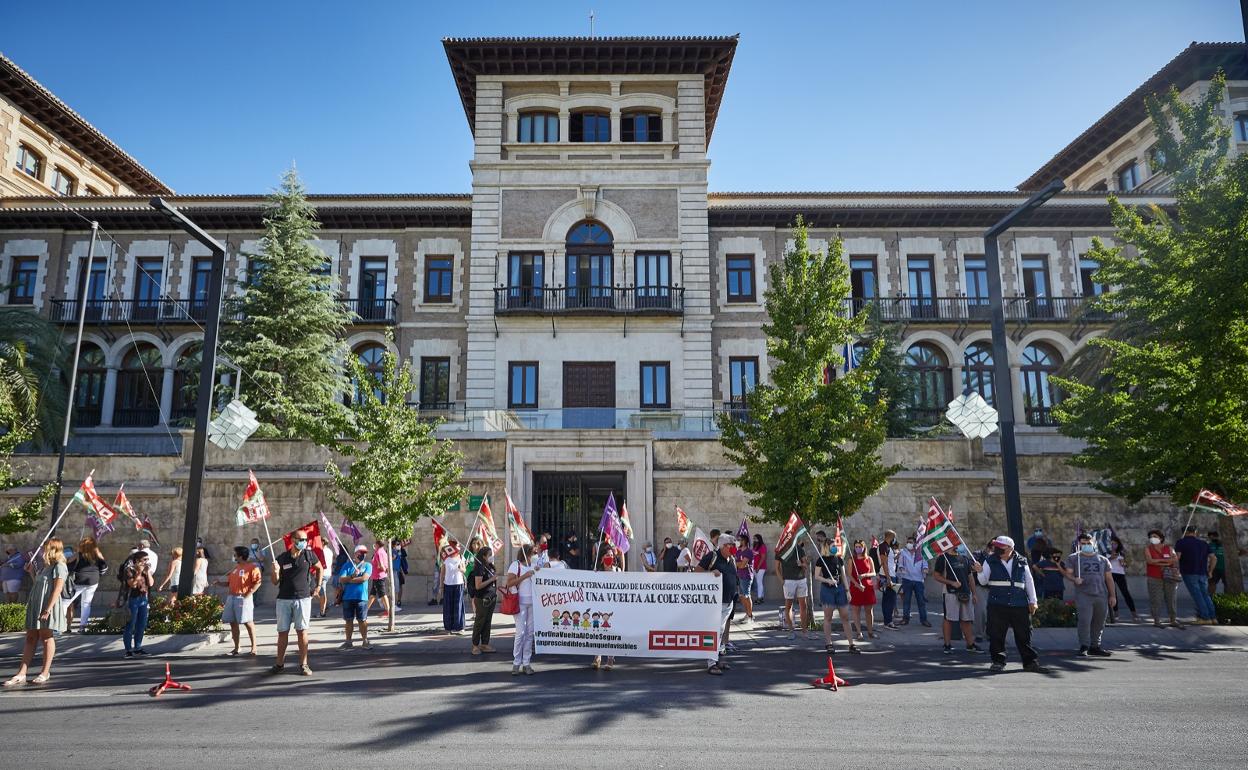 Exigen medidas frente a la Covid-19 para el personal externalizado de Educación en Granada