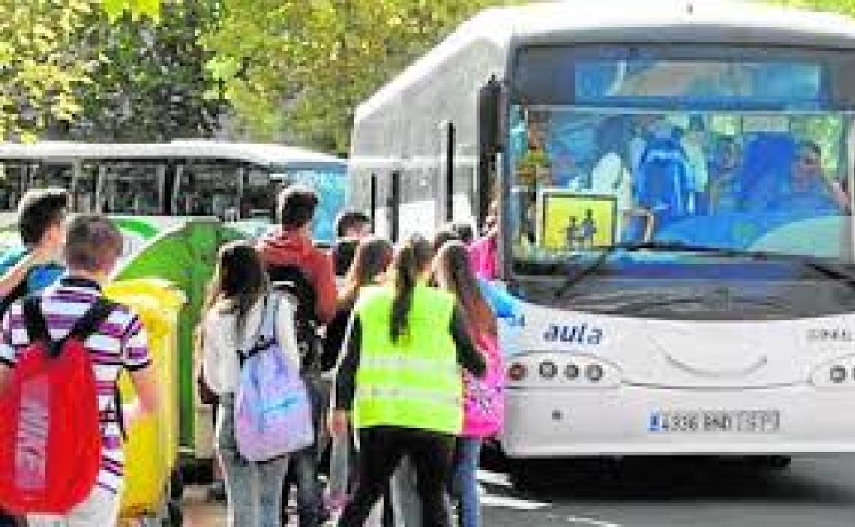 El transporte escolar precisa de monitores durante el curso.