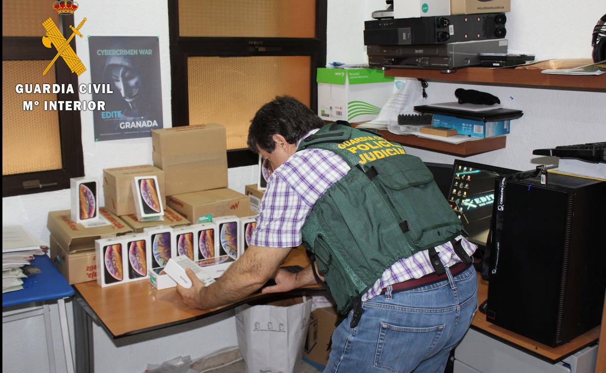 Estafan 200.000 euros en Granada haciéndose pasar por bancos y empresas eléctricas