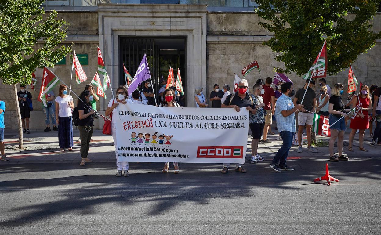 Protesta de CCOO para pedir seguridad para el personal externalizado de la enseñanza. 